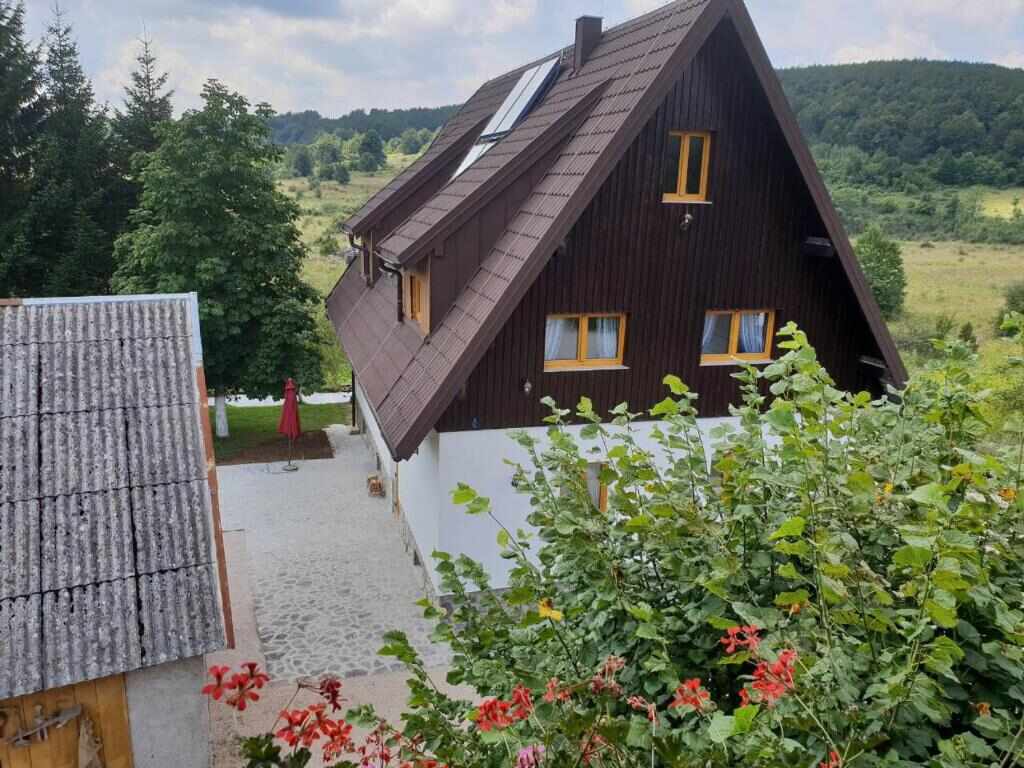 Rustic Inn River near Plitvice Lakes